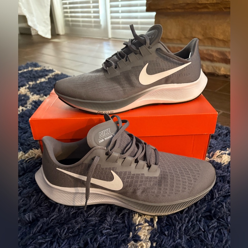 Nike Legend React anthracite and White Running Shoes size 10.5